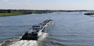 varend ontgassen - luchtfoto binnenvaarttanker op rivier