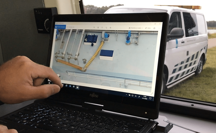 varend ontgassen - dronebeeld handhavers o scherm van een laptop