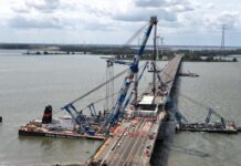 brugklep van de Haringvlietbrug wordt door drijvende hijsblokken ingehesen