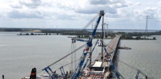 brugklep van de Haringvlietbrug wordt door drijvende hijsblokken ingehesen