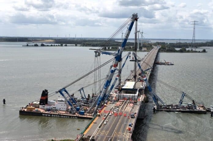 brugklep van de Haringvlietbrug wordt door drijvende hijsblokken ingehesen