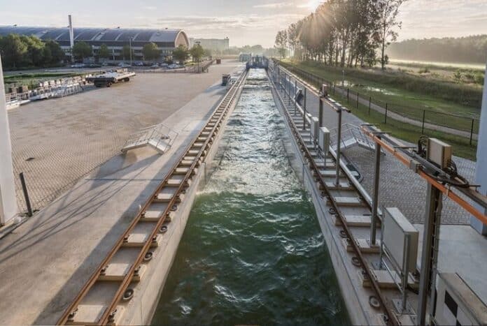 Kweldergras - De Deltagoot van Deltares in Delft