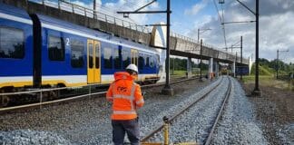 GRIP - Een medewerker van RPS voert met zijn meettrolley maatvoering aan het spoor uit.