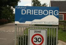 GOW30 - borden om bebouwde kom en snelheidslimiet van 30 kilometer aan te geven in het dorp Drieborg