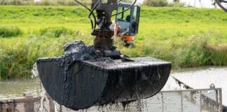 Delfland - close up van grijper die bagger ophaalt