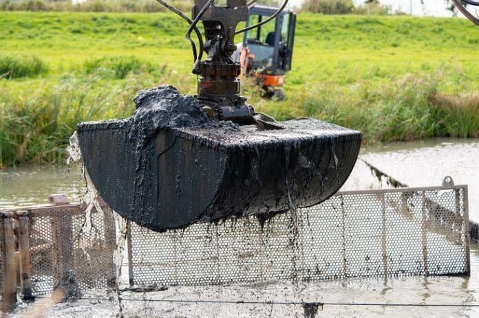 Delfland - close up van grijper die bagger ophaalt