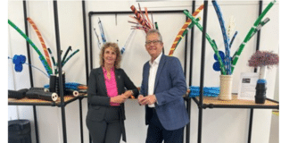 DigiGO BIM Loket en COB: Karin de Haas (directeur COB) en Pieter van Teeffelen (directeur digiGO) bekrachtigden de samenwerking op 4 oktober met een handdruk.