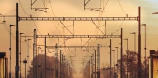 Dwarsligger - spoor met bovenleidingportalen