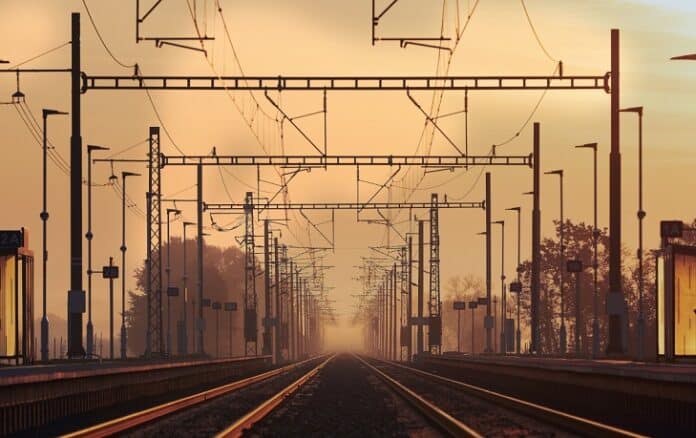 Dwarsligger - spoor met bovenleidingportalen