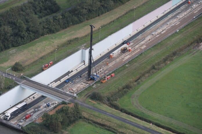 Luchtfoto van de herstelwerkzaamheden aan de Prinses Margriettunnel