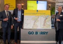 Verbreding A2 - contractpartners Rijkswaterstaat en Boskalis met de minister bij een banner van het project
