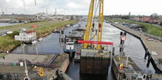 uithijsen sluisdeur Zuidersluis IJmuiden nov 2023