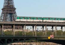 De Parijse metrolijn 6 op de Pont de Bir-Hakeim