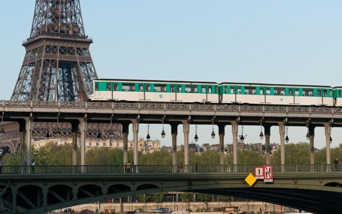 De Parijse metrolijn 6 op de Pont de Bir-Hakeim