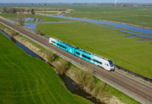 WINK-trein op spoordijk tussen Groningen en Leeuwarden