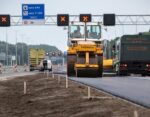 Oost-Nederland: beeld van Heijmans machines aan het werk op snelweg