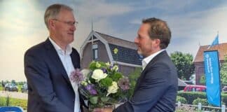 STOWA-voorzitter Geert-Jan ten Brink (l) feliciteert Mark van der Werf met zijn benoeming als nieuwe directeur van STOWA.