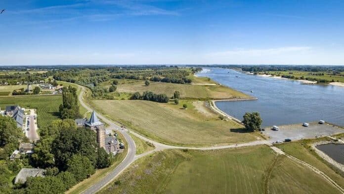 De Waaldijk tussen Tiel en Waardenburg