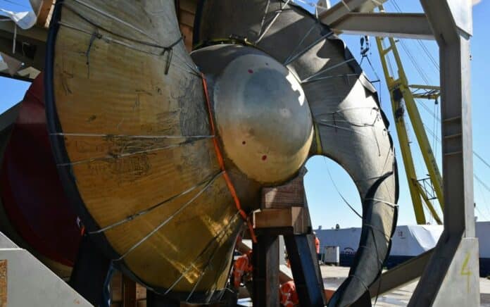 close-up van een blad van een van de zes enorme pompen die geplaatst zijn in het nieuwe gemaal in de Afsluitdijk bij Den Oever