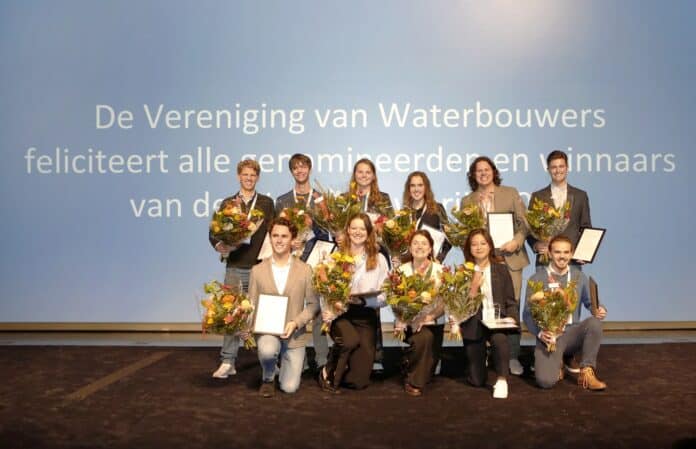 Laureaten van de Waterbouwprijs samen op een podium