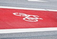 Rood geasfalteerde fietsstrook
