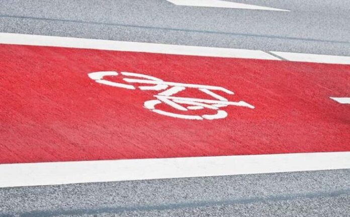 Rood geasfalteerde fietsstrook