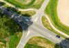 dronebeeld van verkeerssituatie op kruispunt van provinciale wegen