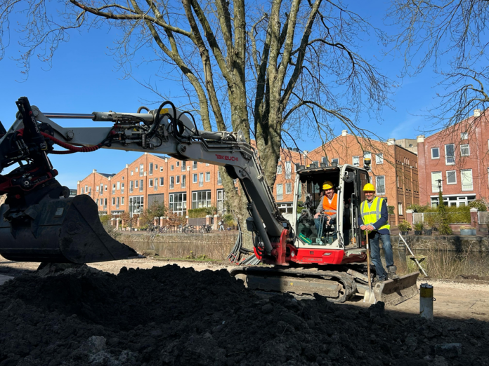Links in graafmachine stadsdeelbestuurder Zeeger Ernsting, rechts naast de graafmachine Arjan van Rijn bestuurder van het waterschap Amstel, Gooi en Vecht.