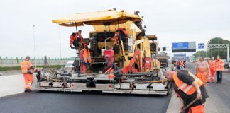 asfaltmachine legt nieuwe toplaag op de A!