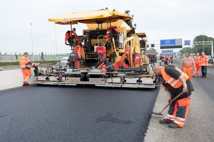 asfaltmachine legt nieuwe toplaag op de A!