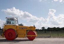 allereerste zelfrijdende elektrische asfaltwals