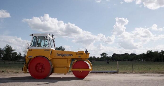 allereerste zelfrijdende elektrische asfaltwals