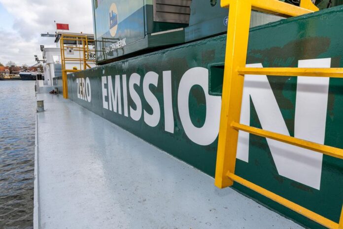 Nederlands eerste volledig zero-emission draadkraanschip Prins ZEs Van den Herik-Sliedrecht