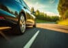 Bij de wrijving tussen band en wegdek ontstaan zogenoemde TRWP: Tire-and Road Wear Particles. (foto igoriss via iStock)