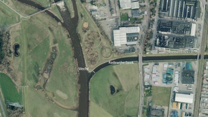 Luchtfoto van de plek waar de Radewijkerbeek in de Vecht stroomt.