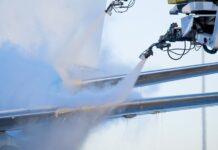 De-icing van een vliegtuig.