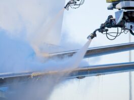 De-icing van een vliegtuig.
