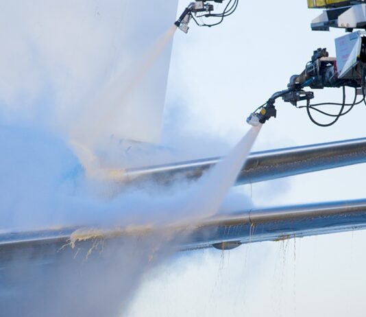 De-icing van een vliegtuig.