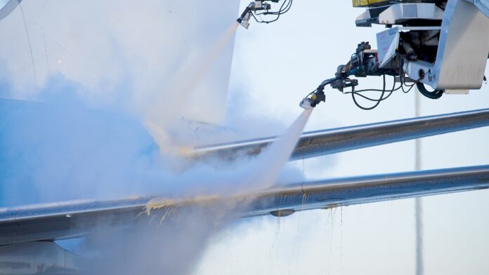 De-icing van een vliegtuig.